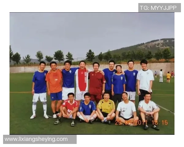 与足球明星亲密合影的美好瞬间分享与回忆